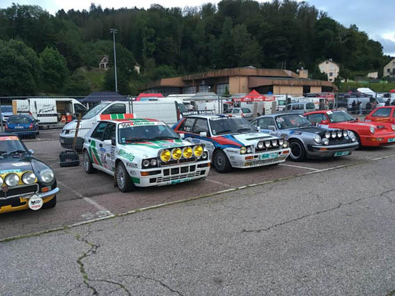 Vue sur plusieurs Lancia Delta, reines des rallyes