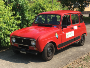 vue sur la Renault R4 de Yann, qu'il utilise pour ses rallyes